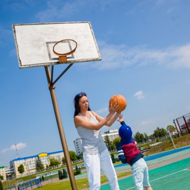 Anne ve küçük oğlu basketbol oynarken 