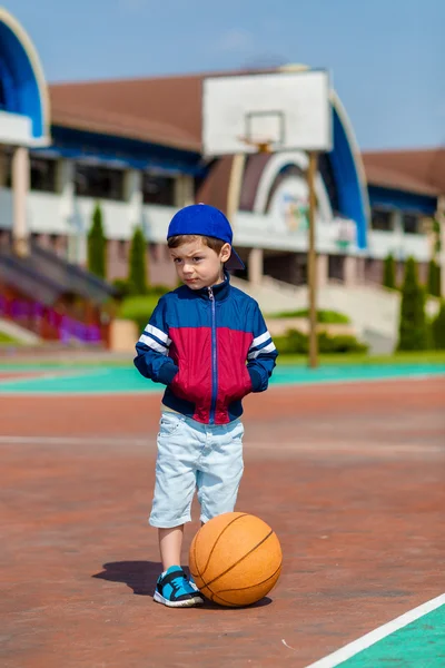 Küçük çocuk ile topu ayakta — Stok fotoğraf