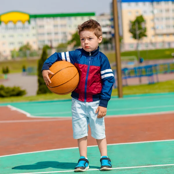Trauriger Junge steht mit Ball — Stockfoto