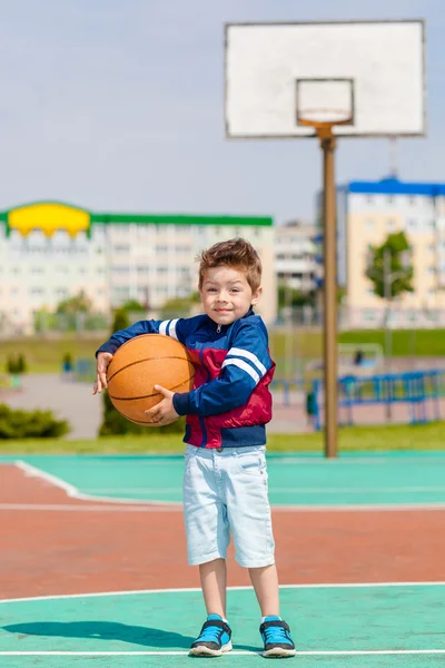 Menino de pé com bola — Fotografia de Stock