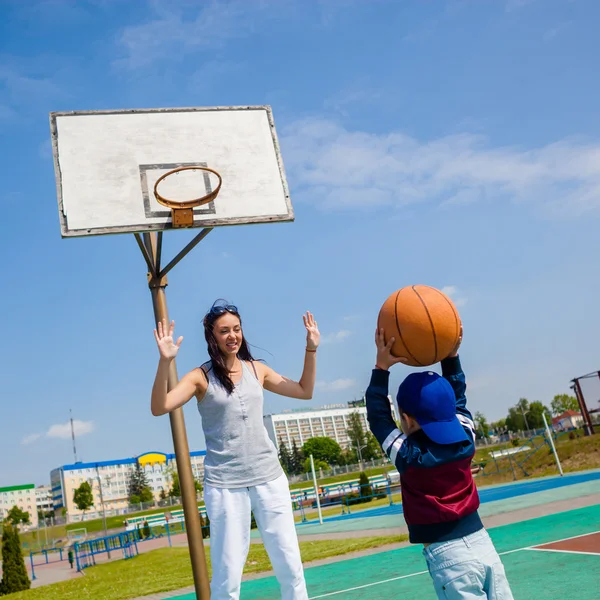 Mãe e pequeno filho jogando basquete — Fotografia de Stock