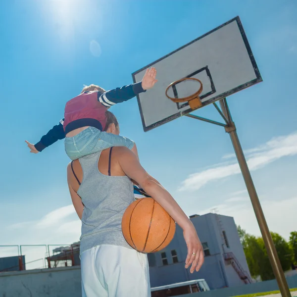 Mãe e pequeno filho jogando basquete — Fotografia de Stock