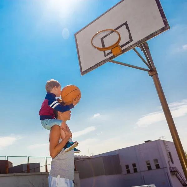 Mutter und kleiner Sohn spielen Basketball — Stockfoto