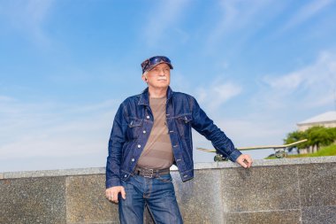 Enerjik üst düzey adam kaykay ile ayakta