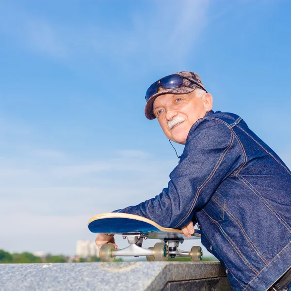 Närbild senior mannen med skateboard — Stockfoto