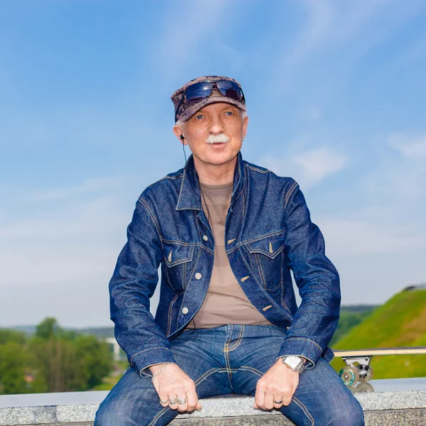 Energiczny człowiek starszy z deskorolka — Zdjęcie stockowe
