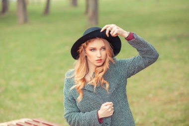 Şapkalı Kız portresi