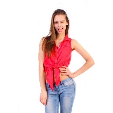 Kız stüdyoda poz veriyor.