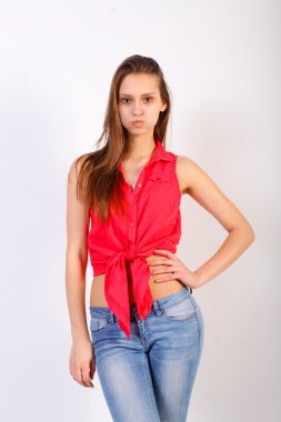 Kız stüdyoda poz veriyor.