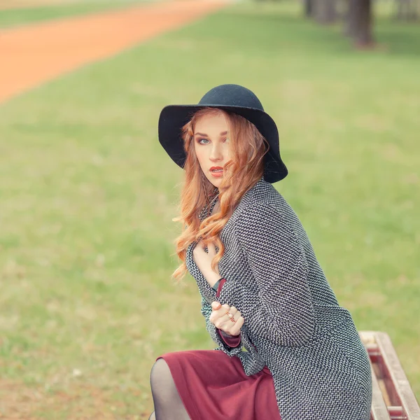 Грустная девушка сидит в парке — стоковое фото