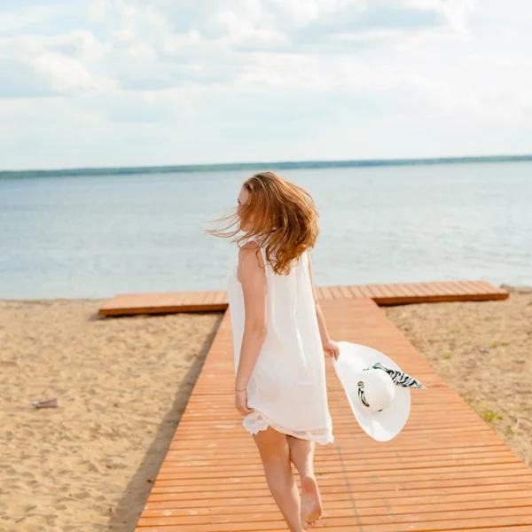 Running girl in white dress — Stock Photo, Image
