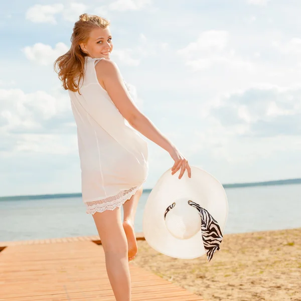 Romantyczna dziewczyna w białej sukni na plaży — Zdjęcie stockowe