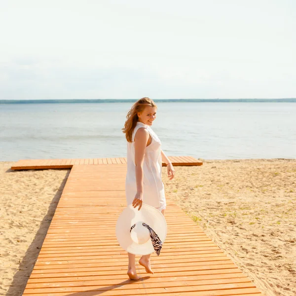 Romantická dívka v bílých šatech na molu — Stock fotografie