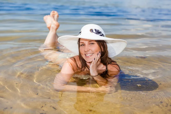 Fiatal nő, úszás a tóban — Stock Fotó