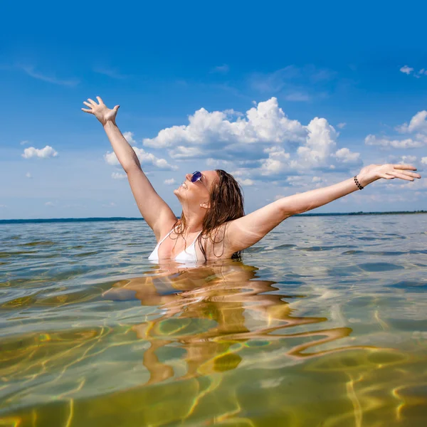 Junge Frau schwimmt im See — Stockfoto