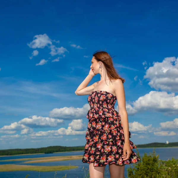 Dívka na pozadí krajiny — Stock fotografie