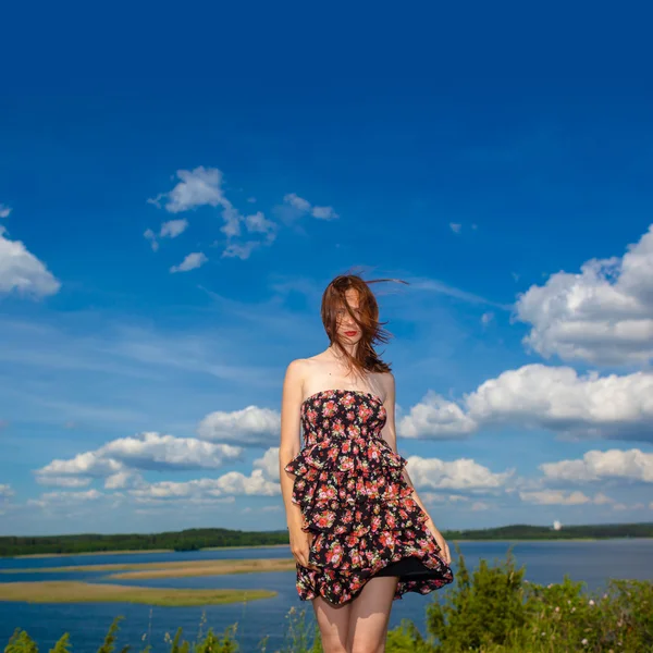 Mädchen auf Landschaft Hintergrund — Stockfoto