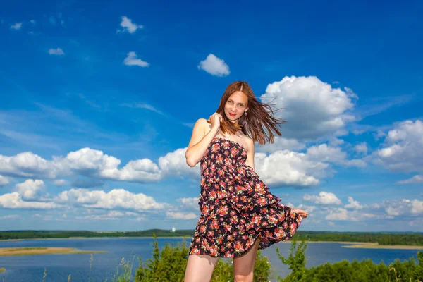 Mädchen auf Landschaft Hintergrund — Stockfoto
