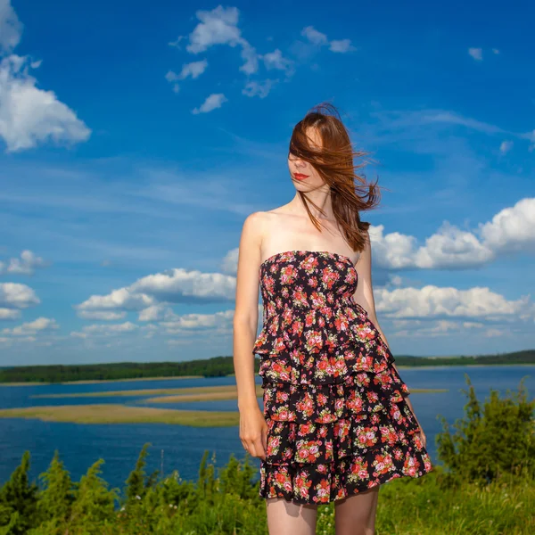 Dívka na pozadí krajiny — Stock fotografie