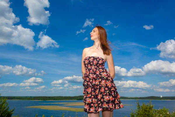 Meisje op de achtergrond van het landschap — Stockfoto