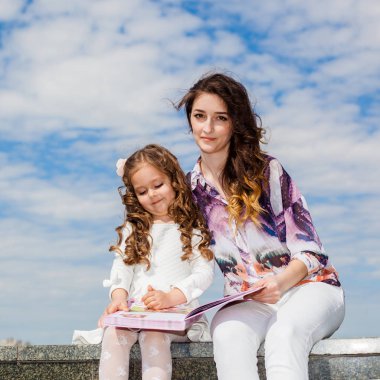 Anne ile kızı okunur Park kitap