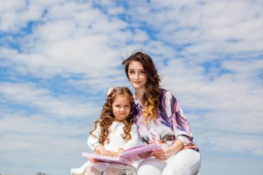 Anne ile kızı okunur Park kitap