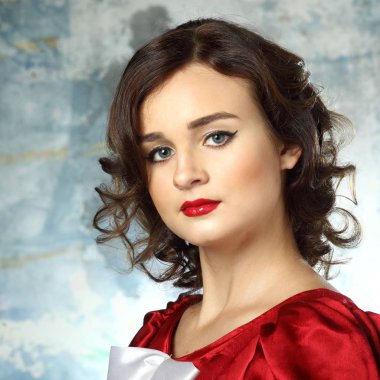 Hafif hafif makyaj gençler için. Vintage zarif kız portresi