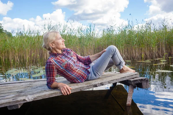 Žena středního věku na molu — Stock fotografie