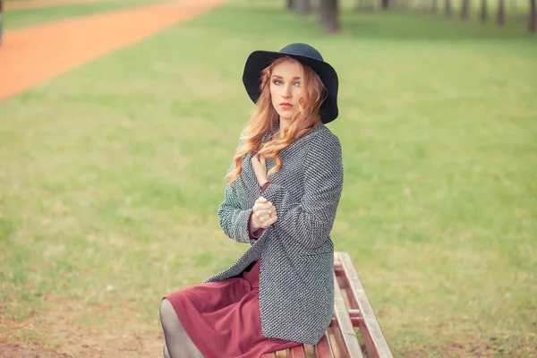 Portret van een mooi meisje in een hoed op een koude winderige dag — Stockfoto