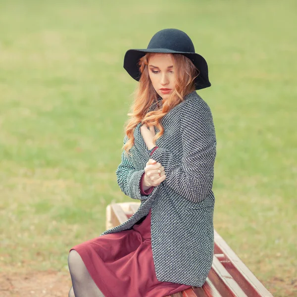 Портрет красивой девушки в шляпе в холодный ветреный день — стоковое фото