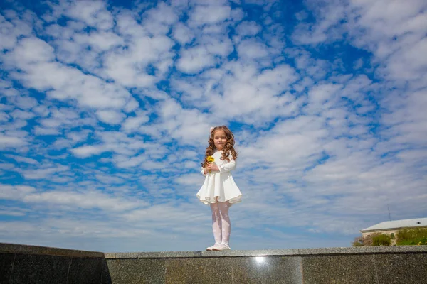 Petite fille dans les nuages — Photo