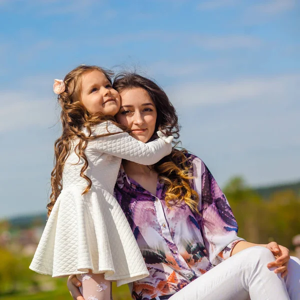 Bambina che abbraccia emotivamente sua madre — Foto Stock