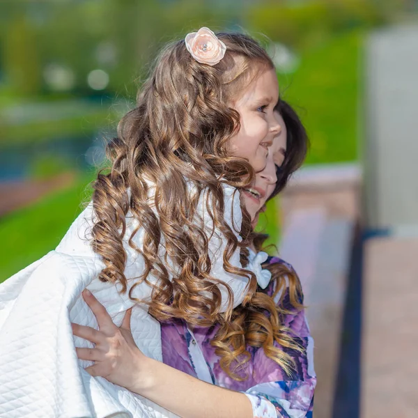Mała dziewczynka przytulanie jej matka emocjonalnie — Zdjęcie stockowe