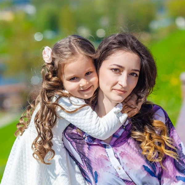 Klein meisje haar moeder emotioneel knuffelen — Stockfoto