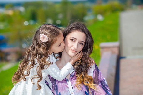 Bambina che abbraccia emotivamente sua madre — Foto Stock