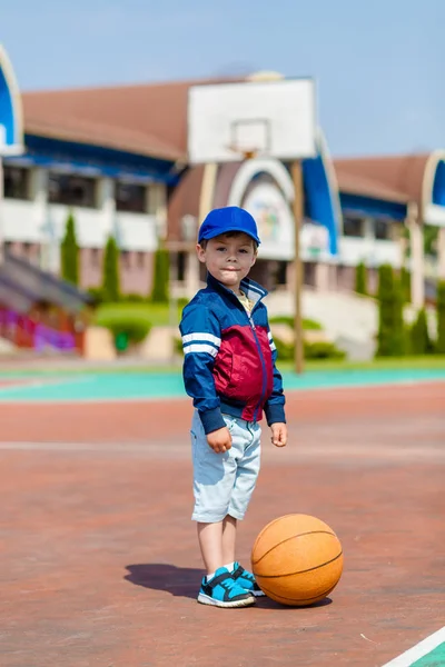 打篮球的小男孩 — 图库照片