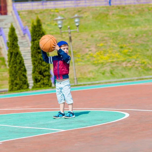 Маленький мальчик играет в баскетбол — стоковое фото