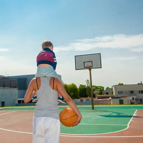 Anne ve küçük çocuk oğlu basketbol oynarken — Stok fotoğraf