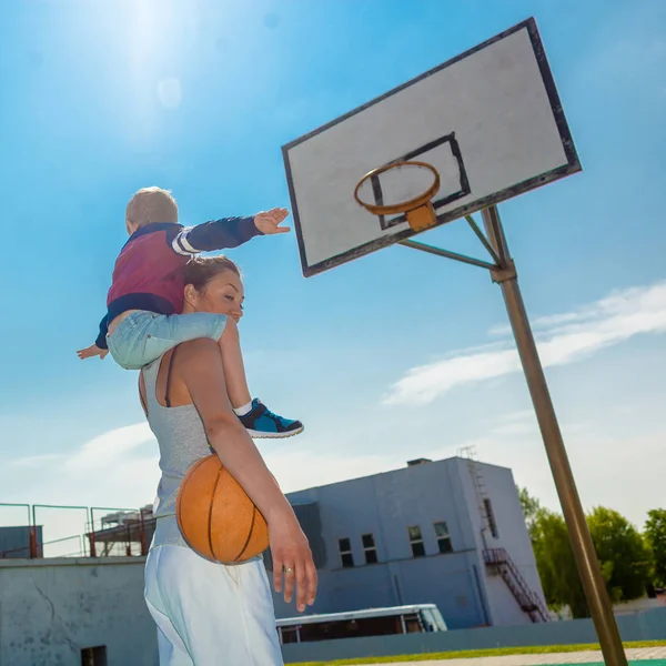 Мама и маленький мальчик играют в баскетбол — стоковое фото