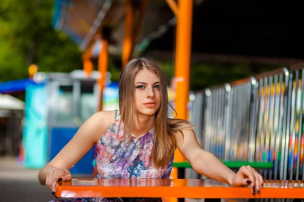 Jovem mulher sexy andando na rua — Fotografia de Stock