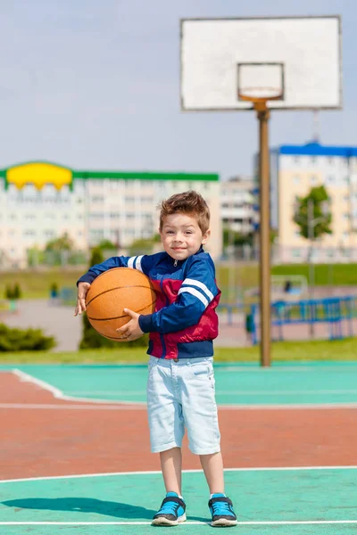 Liten pojke spela basket — Stockfoto