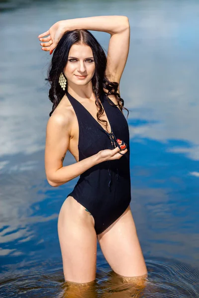 Schöne Mädchen am Strand — Stockfoto