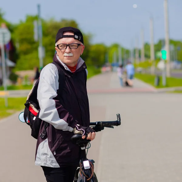 Komuta sizde bir bankta oturan bir spor kıyafeti