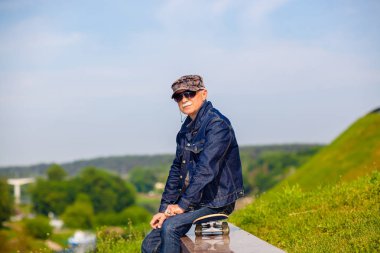 rüya gibi yenilikçi mutlu yaşlı adam mavi gökyüzü arka plan üzerinde güneş gözlüğü