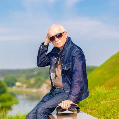 rüya gibi yenilikçi mutlu yaşlı adam mavi gökyüzü arka plan üzerinde güneş gözlüğü