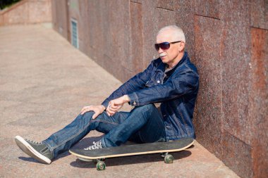 Oturma ve bir kaykay yakınındaki kaldırımda rüya komuta sizde