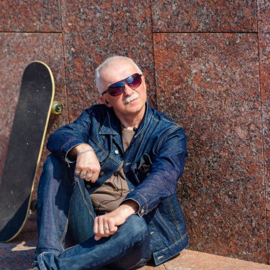 Oturma ve bir kaykay yakınındaki kaldırımda rüya komuta sizde