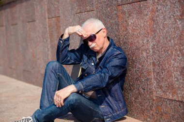 Oturma ve bir kaykay yakınındaki kaldırımda rüya komuta sizde