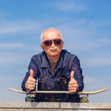 başparmak gösterilmesini mutlu yaşlı adam