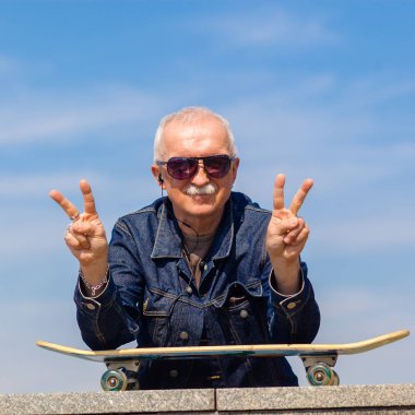 başparmak gösterilmesini mutlu yaşlı adam